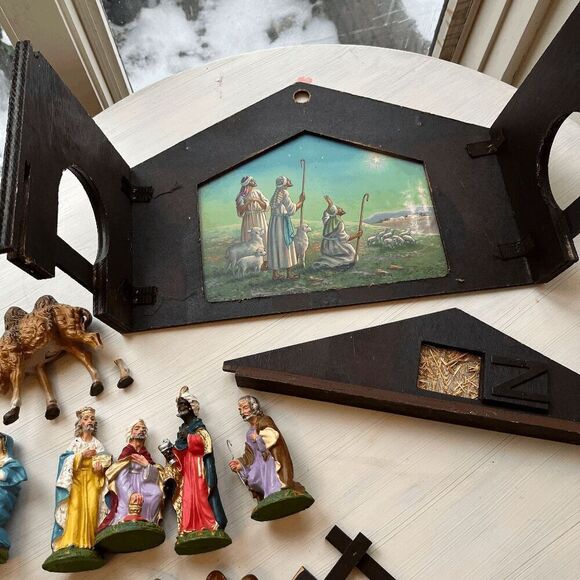 Vintage 50s Italian-Made Nativity Set Wooden Stable Painted Paper Figurines - Picture 9 of 12